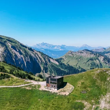 La Cabane du Col de Cou ouvre ses portes : un nouveau refuge entre histoire et montagne