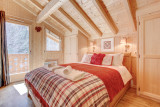 Chambre double sous charpente cosy et chaleureuse typiquement savoyard avec accés sur un balcon