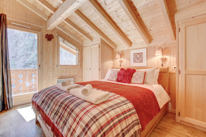 Chambre double sous charpente cosy et chaleureuse typiquement savoyard avec accés sur un balcon